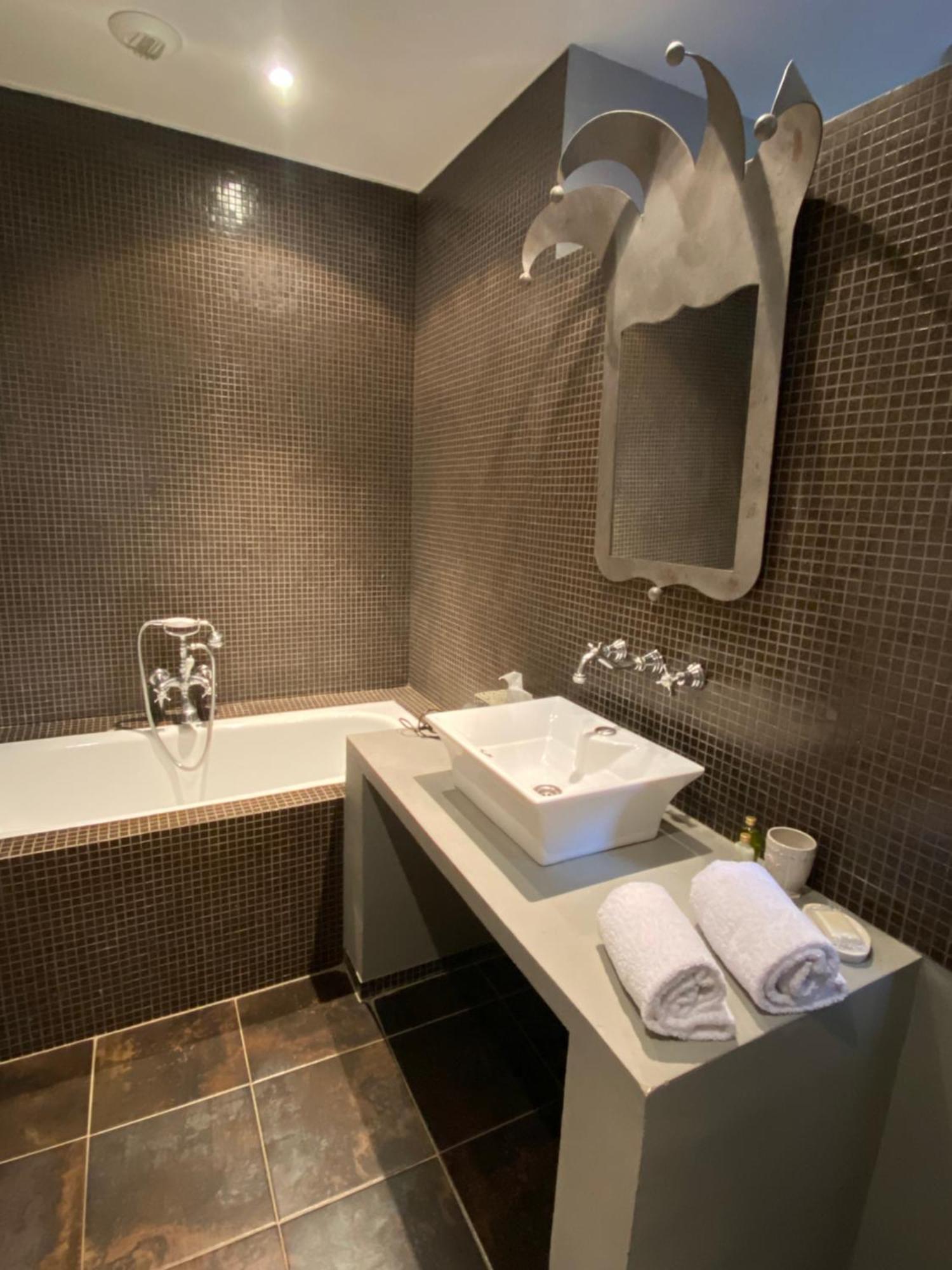 Les Jardins De La Tour Hotel ชาตีลง-ซูร์-ชาลาโรนน์ ภายนอก รูปภาพ