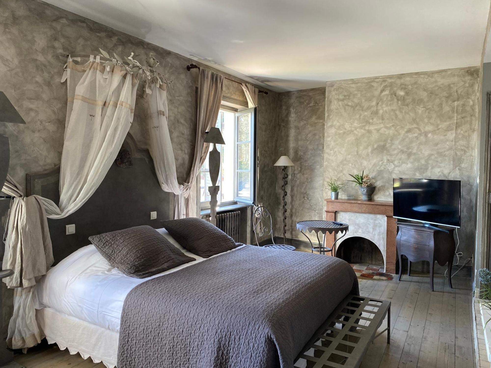 Les Jardins De La Tour Hotel ชาตีลง-ซูร์-ชาลาโรนน์ ภายนอก รูปภาพ
